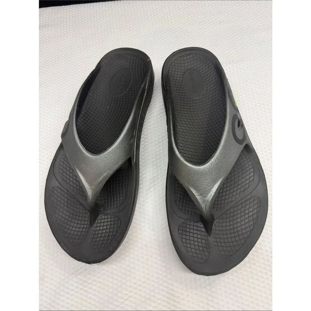 Oofos unisex Black & Silver Thong Sandals
Men’s - 10. Women’s -12